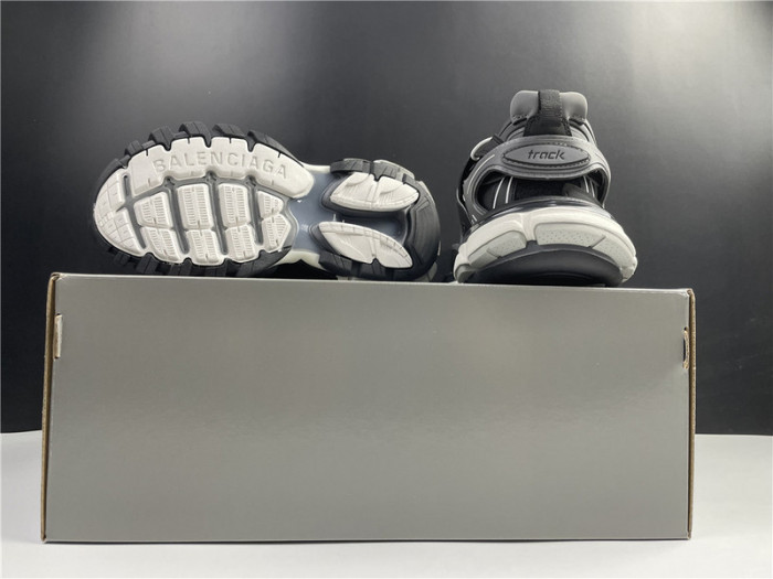 Ba*len*cia*ga track w2nc1 3210