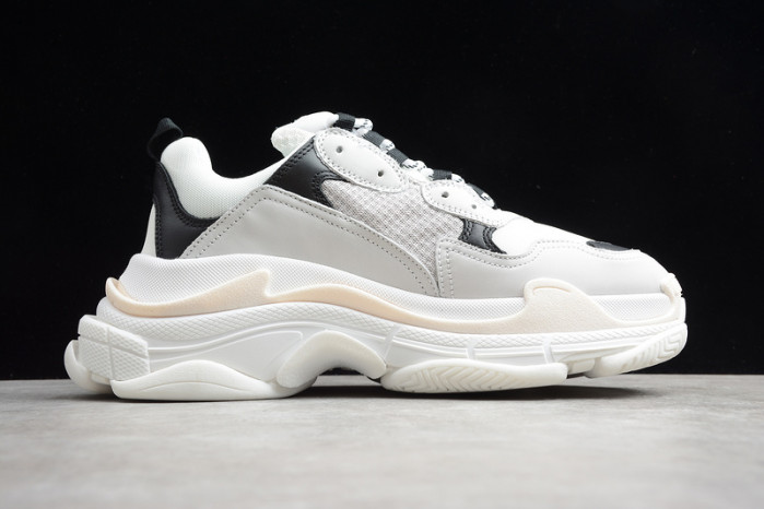 Ba*len*cia*ga triple s w09o5 9026