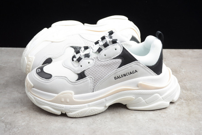 Ba*len*cia*ga triple s w09o5 9026