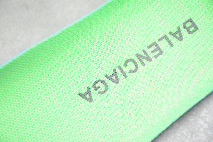 Ba*len*cia*ga triple s sneaker w09o5 7424